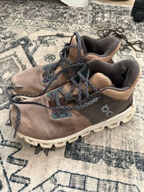 On clouds Women's Running Shoes